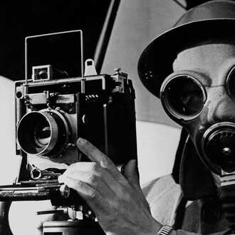 Lee Miller, Le photographe David E. Scherman habillé pour la guerre (détail), Dean house, 4 Dean Street, Londres, 1942. Avec l'aimable autorisation du Musée d'Art Moderne de Paris © Lee Miller Archives England 2026. All rights reserved