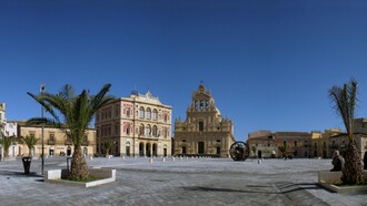 Grammichele, piazza Carlo Maria Carafa, Sicilia, Italia. "Umberto mette insieme gli elementi indicati su quel cartoncino: Piazza di Grammichele con tutti i suoi monumenti, illustrati e disegnati"
