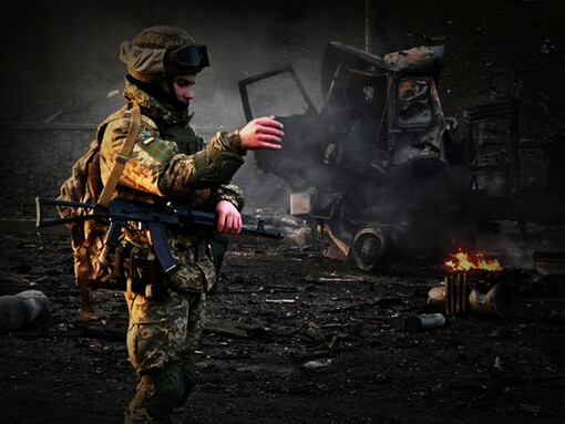 Soldado ucraniano en un terreno calcinado por los enfrentamientos contra el ejercito ruso en la Guerra de Ucrania