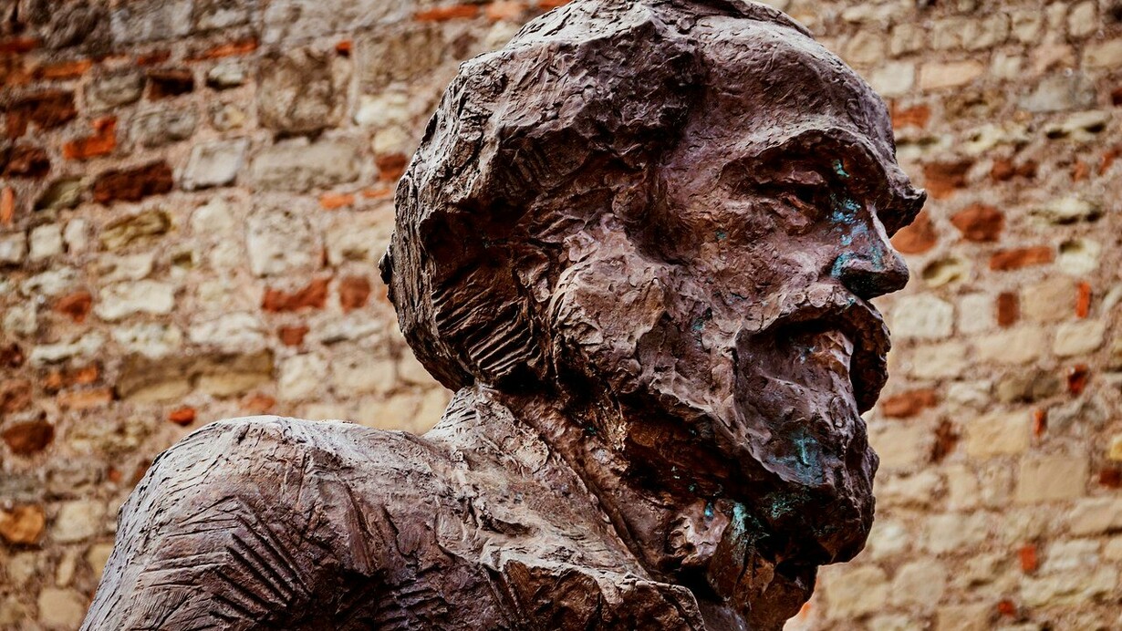 Marx observa que, em uma certa etapa de seu desenvolvimento, as forças produtivas materiais da sociedade inevitavelmente entram em contradição com as relações produtivas existentes. Essas relações produtivas, que são a expressão jurídica das relações de propriedade, haviam se desenvolvido no seio das próprias forças produtivas. Se inicialmente essas relações funcionavam como formas evolutivas para o desenvolvimento das forças produtivas, elas se convertem em entraves à medida que o desenvolvimento progride. Quando essa conversão ocorre, abre-se uma época de revolução social