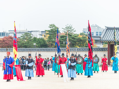Cambio della guardia durante una parata tradizionale cinese: "Stanotte ho fatto un sogno terribile: eravamo caduti in una imboscata di soldati cinesi"