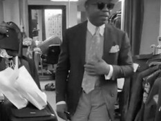 El sapeur conoce su hábitat y decide vestirse. El privilegio no es tener dinero. Es poder creer que la historia no decide tu visibilidad.   Jocely Armel, conocido como Bachelor, República Democrática del Congo 