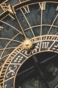 Na «Física», Aristóteles define o tempo como o número (a medida) do movimento segundo o antes e o depois