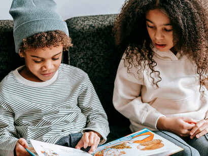 Crianças lendo. Daí que continuamos viajando e narrando, também com uma actualidade e precisão muitas vezes extremamente concisa e por isso valiosa para nós e os outros