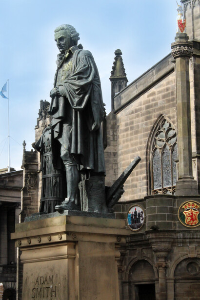 Estatua de Adam Smith en Edimburgo, RU