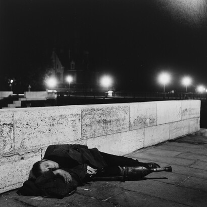 Roger Schall, Clochard Unijambiste, 1935, Courtesy of Galerie Argentic