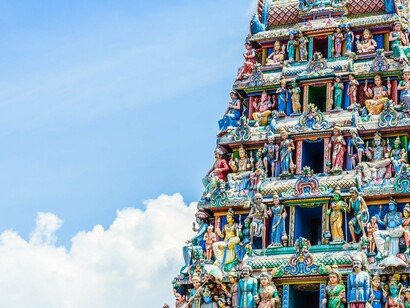 Repleto de cores, símbolos e divindades, os templos hindus preservam narrativas ancestrais sobre criação, abundância e devoção. A vaca sagrada atravessa todas elas como presença constante