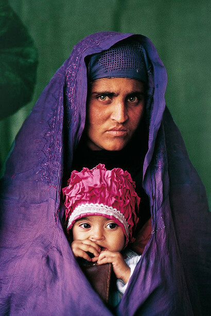 Steve McCurry, La muchacha afgana. Sharbat Gula, 17 años después de la icónica fotografía, con su hija Alia