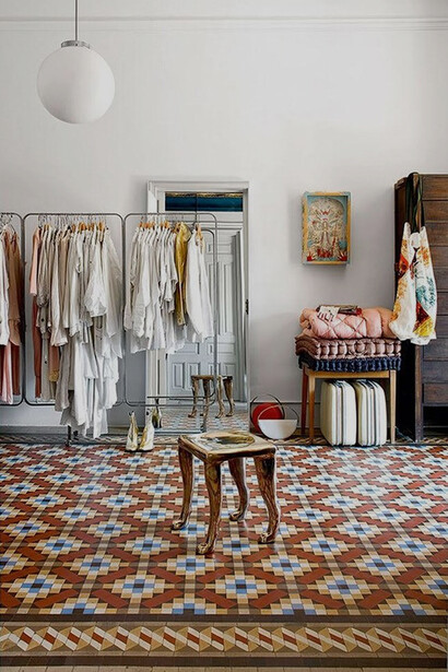 Il disegno a terra appare come un tappeto