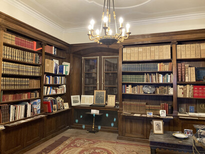 La biblioteca all'interno del castello di Duino, Italia