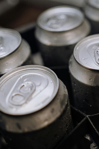 Latas de refrigerante. Embora os refrigerantes dietéticos não contenham açúcar, os adoçantes artificiais utilizados em sua composição também podem ter efeitos adversos para a saúde, como alterações na microbiota intestinal e aumento do apetite