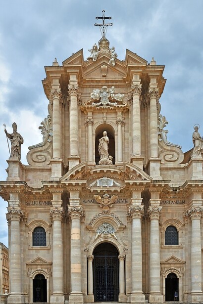 La Cattedrale di Siracusa, situata sull'isola di Ortigia, è un magnifico esempio di architettura che combina stili diversi, tra cui il greco, il bizantino, il normanno e il barocco. Originariamente un tempio dedicato ad Atena, è stata trasformata in chiesa cristiana nel VII secolo