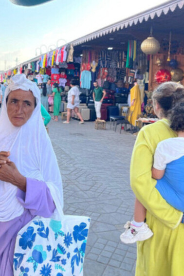 Dans les allées mouvantes de la médina, certains regards semblent porter toute la mémoire marocaine de Marrakech. Entre les étoffes suspendues et la lumière écrasante, la ville continue de raconter ses histoires à voix basse