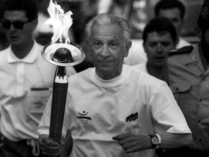 Samaranch con la antorcha olímpica