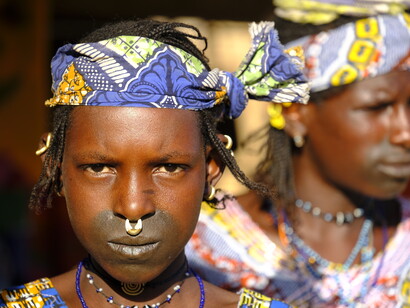 Mali. Ragazze di etnia Peul al mercato di Djenné