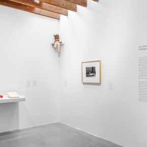 Varios artistas, Un inventario insólito. Diálogos con el surrealismo, vista de exhibición. Cortesía de kurimanzutto 