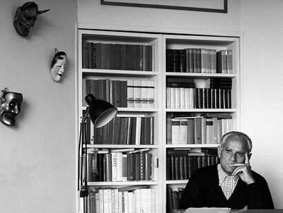 Alberto Moravia nel suo studio