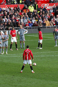 Cristiano Ronaldo a glissé alors qu'il s'apprêtait à tirer un coup franc lors du match de Premier League opposant le Manchester United FC au Liverpool FC à Old Trafford (Manchester) le 14 mars 2009