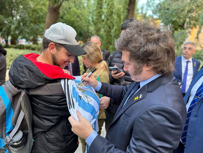 Javier Milei firmando una camiseta de la selección argentina durante su visita a Israel, febrero de 2024