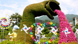 Un'opera di arte topiaria all'entrata dell'Hadong Green Tea Festival