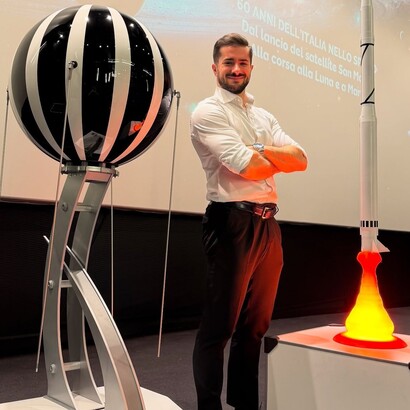 Tra calcoli orbitali e modelli di propulsione, riesce a ritagliarsi il tempo per raccontare le meraviglie del cosmo con un linguaggio accessibile a tutti. @AstroViktor