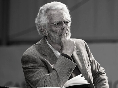 Enrique Dussel propone una relectura de Marx desde América Latina, enfocándose en las condiciones históricas de dominación y dependencia que atraviesan la modernidad capitalista
