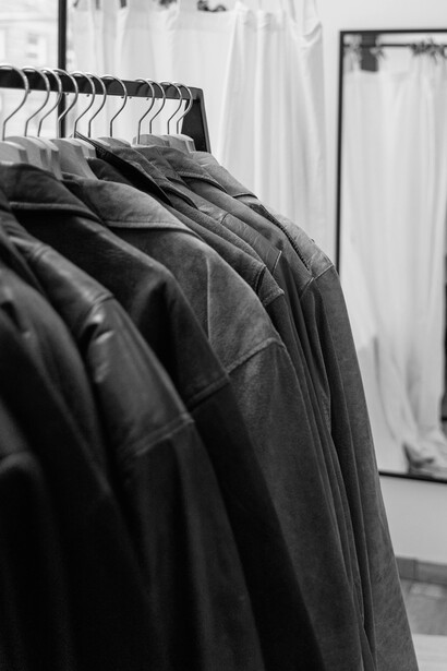 Explore o poder do simbolismo na moda contemporânea e como cada peça conta uma história única, refletindo as tendências culturais e sociais