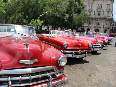 Conocí a su madre, una matriarca negra omnipotente y omnipresente, tan poderosa en su vejez demenciada que no me la pude imaginar joven y espléndida. Autos antiguos descapotables, que ofrecen paseos, en el Parque central, 2016, Habana Vieja, La Habana, Cuba.