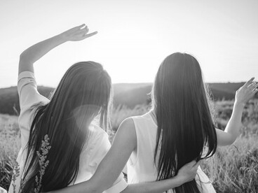 Hemos conocido una cantidad de personas a lo largo de nuestra vida, muchas de las cuales se han ido quedando en el camino por motivos poco reseñables, como el hecho de dejar de coincidir en clase