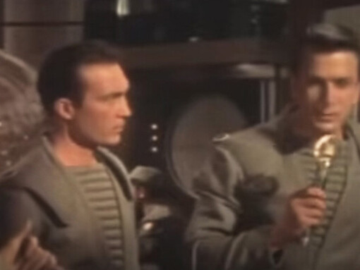 En "Forbidden Planet" se plantea por primera vez en el cine el tema de los viajes espaciales a la velocidad de la luz, lo cual necesitó a su vez de nuevos efectos de sonido