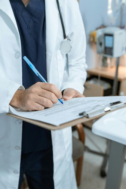 La carenza di personale medico e infermieristico, accentuata dal blocco delle assunzioni in molte regioni, compromette la qualità dei servizi erogati