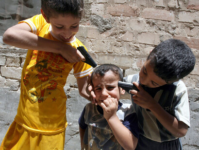 Niños jugando a la guerra en Irak