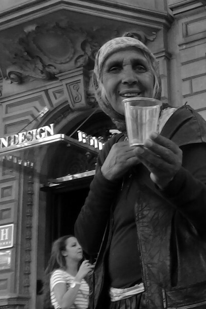 Una mendiga en Paseo de Gracia, Barcelona (fotografía de Paco Cerezo)