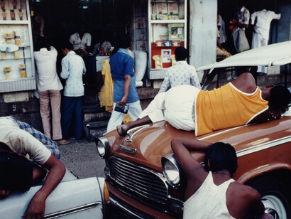 Raghubir Singh, Exhausted workmen, Bombay, 1977, Chromogenic print, Photograph copyright © 2017 Succession Raghubir Singh, 
Courtesy Howard Greenberg Gallery
