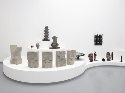 Ángela Gurría y Helen Escobedo, Pensar lo escultórico, habitar lo público, vista de exhibición. Cortesía de Proyectos Monclova