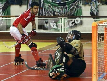 Hóquei em Patins. O goleiro tenta parar o atacante