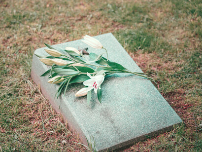 La palabra provenga del inglés 'church' (iglesia) y su evolución más probable sea 'church' > 'churche' > 'cherche'