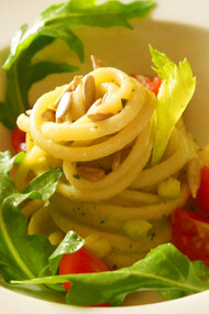 Linguine con pesto di foglie di sedano e germogli di soia