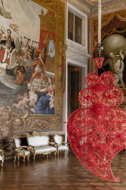 Joana Vasconcelos, *Coração Independente Vermelho*, 2005. Talheres em plástico translúcido, ferro pintado, corrente metálica, fonte de alimentação, motor, instalação sonora, 371 x 220 x 75 cm. Museu Coleção Berardo, Lisboa