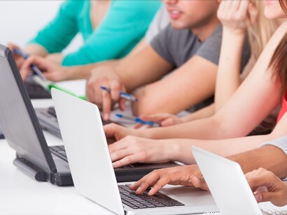 Grupo de jóvenes en internet