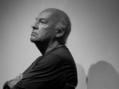 Al final del día, somos lo que hacemos para cambiar lo que somos. El escritor Eduardo Galeano durante una conferencia en la librería Librarsi, 2008, Vicenza, Italia