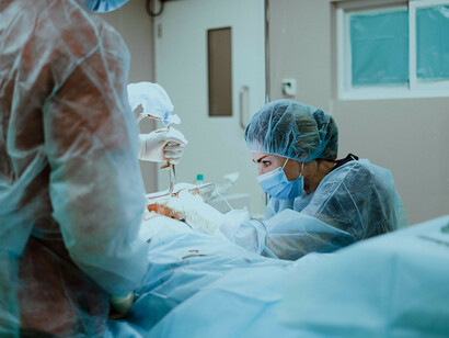 Profesionales de la salud realizando una intervención quirúrgica