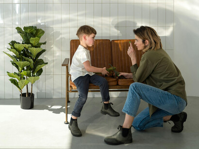 A necessidade de legitimar suas escolhas relacionadas à família e vida pessoal reflete uma cultura que valoriza a produtividade e carreira acima das necessidades individuais das mulheres