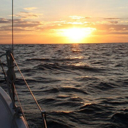 L’assenza di connessione restituisce al tempo una dimensione autentica, regolata esclusivamente dal ciclo del giorno e della notte