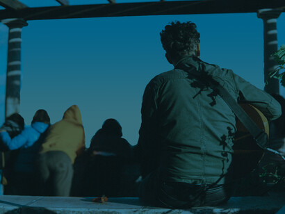 Joven tocando la guitarra