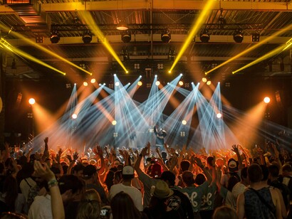 Folla ad un concerto. Quella che ancora viene definita canzone d’autore si riduce più che altro alla ricerca di un messaggio più aureo, una sorta di snobismo musicale in cui si rifugge dalla modernità