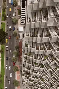 La geometría —ese lenguaje de claridad, simetría y control— puede morir. Rascacielo residencial de lujo ubicado en el centro, cerca del Parque La Carolina, y destaca por ser el edificio más alto de la ciudad con departamentos, oficinas y comercios, ofreciendo vistas espectaculares. IQON, 2022, BIG (Bjarke Ingels Group), Quito, Ecuador