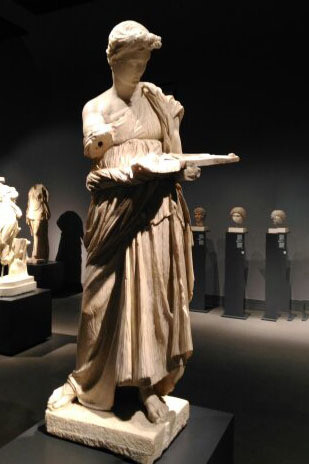 Roma, Palazzo Massimo, Fanciulla di Anzio, marmo paro (testa e petto), marmo pentelico (resto del corpo), alt. cm 150, da originale ellenistico del III sec a.C. © Roberto Luciani