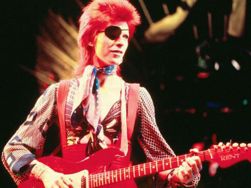 David Bowie no palco como Ziggy Stardust