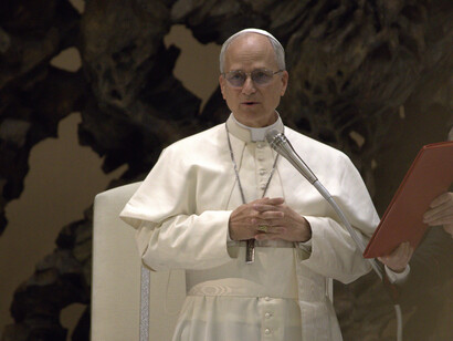 Su figura ha surgido como una luz tranquila, pero poderosa. Una luz que no deslumbra ni busca imponerse, sino que orienta. El papa León XIV durante una audiencia (12 de mayo de 2025), con los medios de comunicación (12 de mayo de 2025)